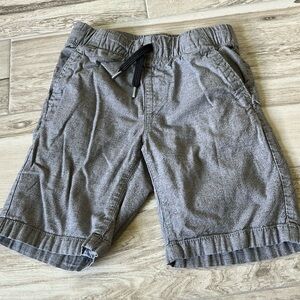 • Old Navy lightweight gray shorts, 6/7 •